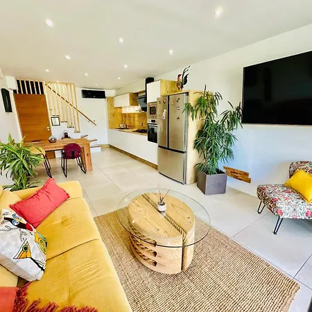 Atypique Ancien Hangar A Bateau *