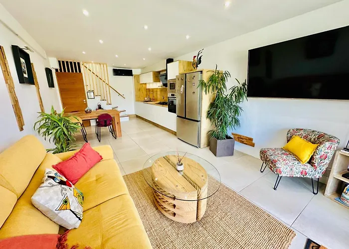 Atypique Ancien Hangar A Bateau *