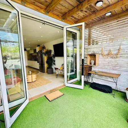 Apartment Atypique Ancien Hangar A Bateau Hyeres